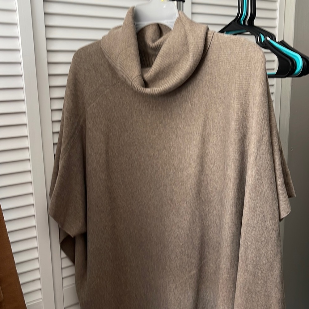Poncho turtle neck sweater light brown